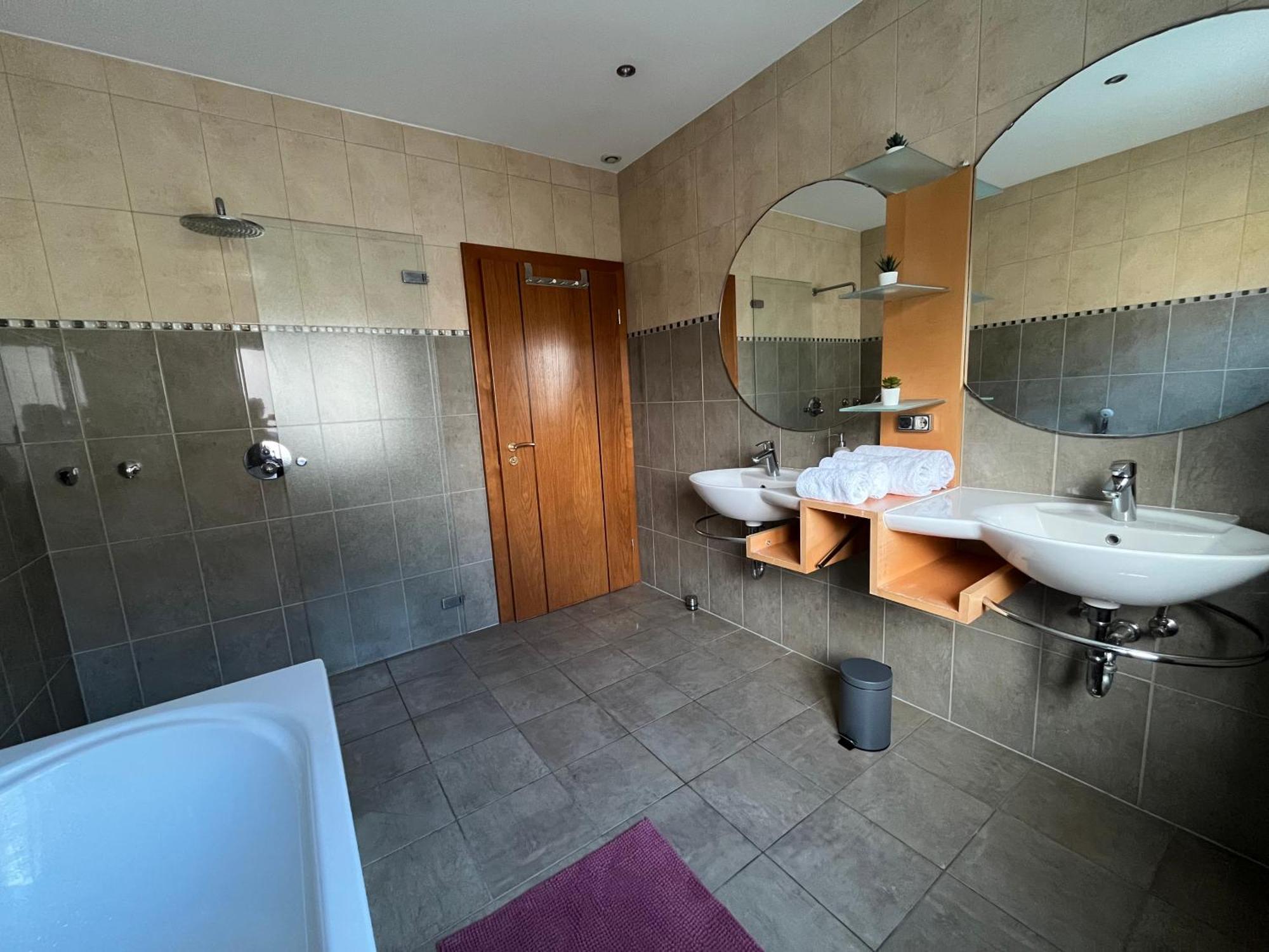 Villa Avec Piscine Interieure 홀츠하임 외부 사진